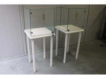 2x Vitrinekast wit 50x50 op poten met slot beschikbaar voor biedingen