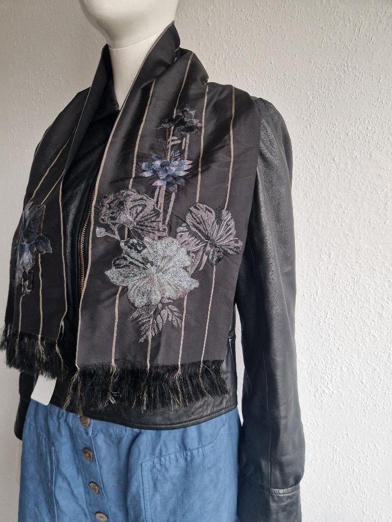Dries van Noten. Zijden shawl met borduursels., Kleding | Dames, Nijmegen, Ophalen of Verzenden, Zo goed als nieuw, Info@verhip-vintage.nl