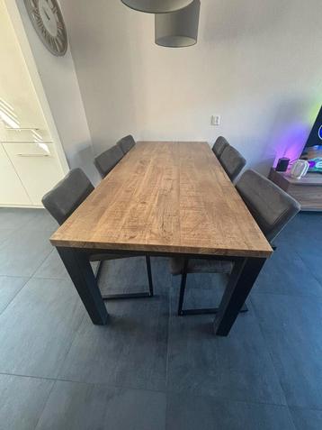 Eetafel met 6 eetkamerstoele beschikbaar voor biedingen