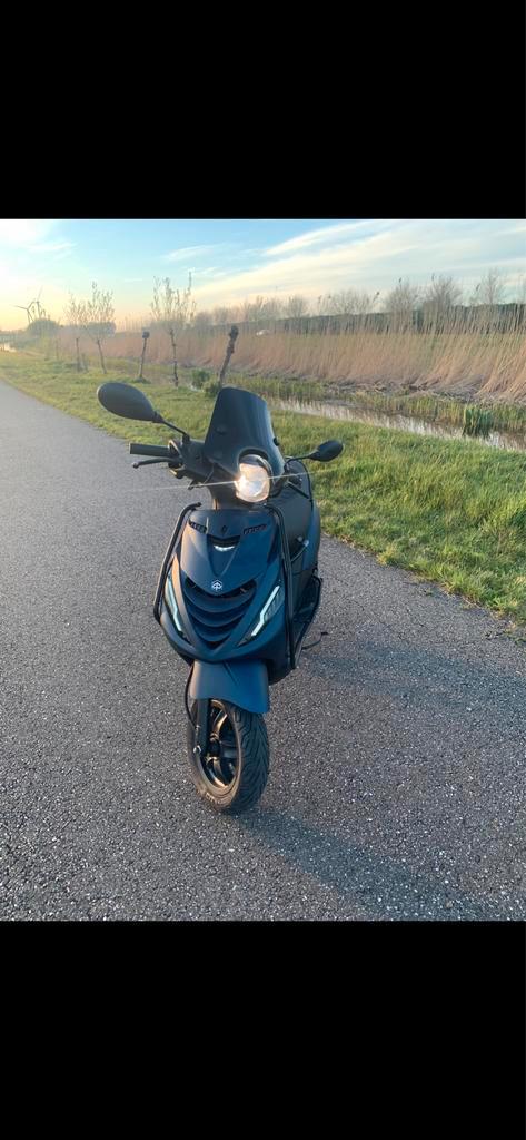Piaggio Zip 2017 Geel Kenteken, Fietsen en Brommers, Scooters | Piaggio, Gebruikt, Zip, Maximaal 45 km/u, Benzine, Ophalen