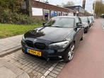BMW 1-Serie 118i 136pk Aut 2016 Zwart, Auto's, Zwart, Particulier, 3 cilinders, Geïmporteerd