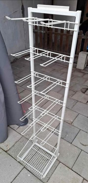 Display met haken en mandje beschikbaar voor biedingen