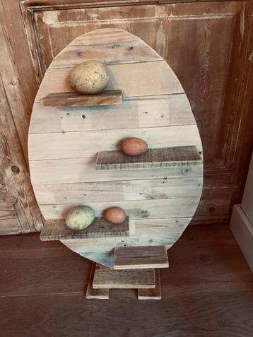 Groot ei van hout met plankjes. Paasei steigerhout. 72 cm. beschikbaar voor biedingen