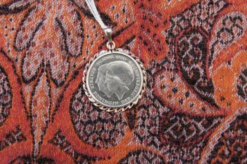 Hangers / Ring / Broche ( Zilver beschikbaar voor biedingen