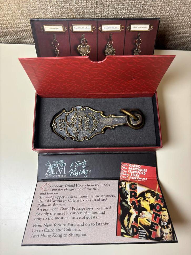 Authentic Models Grand Hotel Sleutel - Kamer 524, Verzamelen, Muziek, Artiesten en Beroemdheden, Nieuw, Ophalen of Verzenden