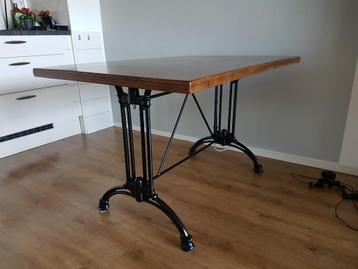 tafel met gietijzeren onderstel voor binnen / buiten beschikbaar voor biedingen