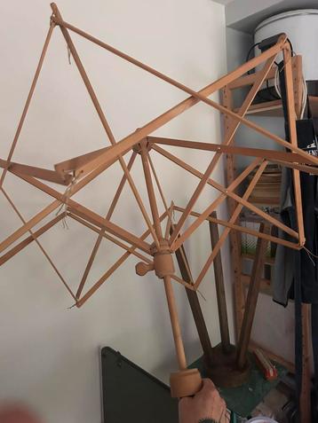 Houten wolwinder beschikbaar voor biedingen