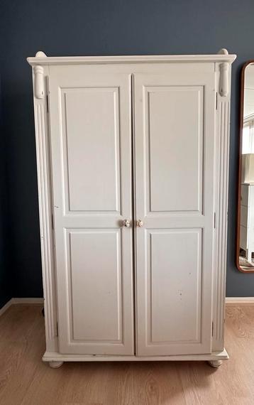 Brocante kast met legplanken en evt roede beschikbaar voor biedingen