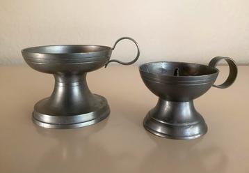 Set van 2 gemerkte tinnen kandelaars beschikbaar voor biedingen