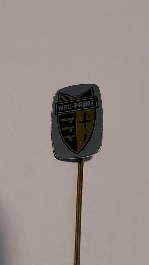 NSU Prinz Speldje / Pin - Auto Oldtimer, Verzamelen, Ophalen of Verzenden, Gebruikt, Merk, Speldje of Pin