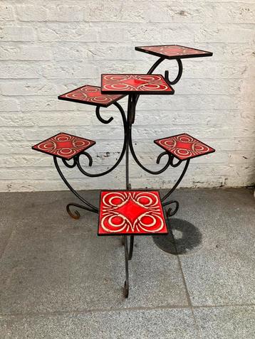 Vintage gietijzeren platentafel met 6 plateaus. beschikbaar voor biedingen