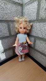 Pop met jurkje waar een tennisschoen op staat, Ophalen of Verzenden, Zo goed als nieuw, Overige typen