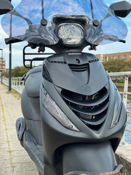 Piaggio Zip 4t - 2017 - zwart full-option, Fietsen en Brommers, Scooters | Piaggio, Gebruikt, Zip, Maximaal 45 km/u, Benzine, Ophalen