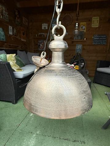 Massieve hanglamp beschikbaar voor biedingen