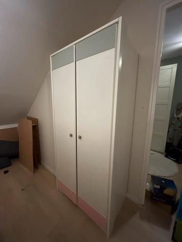 Kledingkast met deuren en planken en roede beschikbaar voor biedingen