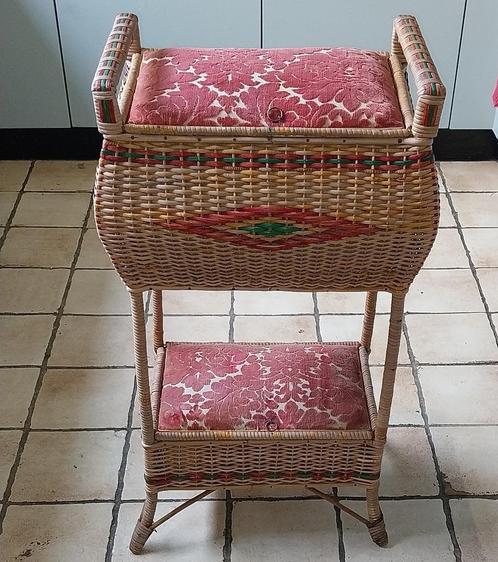 Retro Rotan naaimand 2 etages/mooie patronen/velours bekleed, Hobby en Vrije tijd, Naaien en Fournituren, Gebruikt, Ophalen of Verzenden