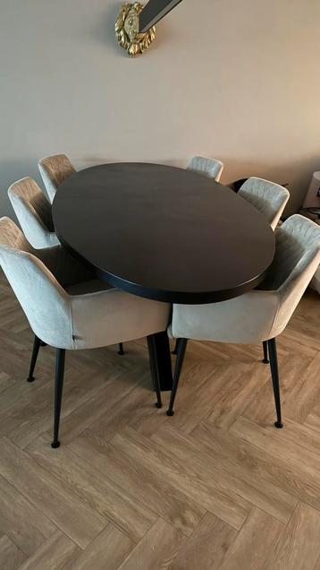 Ovale eettafel met kruispoot (219x104cm) beschikbaar voor biedingen