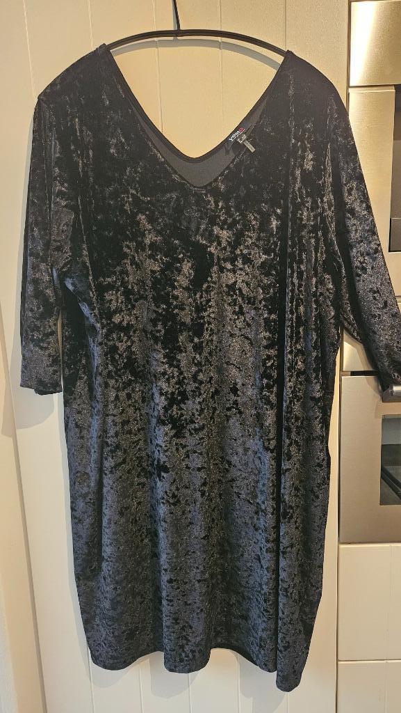 Feestelijke Velvet jurk van Yesta, maat 4 (52), Kleding | Dames, Grote Maten, Nieuw, Jurk, Zwart, Ophalen of Verzenden