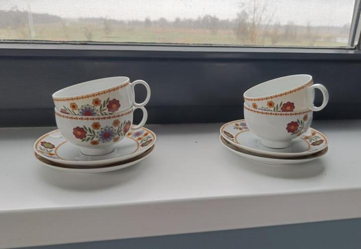 70s servies set bloemen, Huis en Inrichting, Keuken | Servies, Zo goed als nieuw, Kop(pen) en/of Schotel(s), Overige stijlen, Porselein