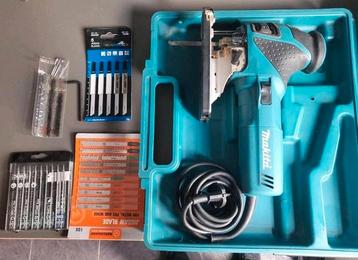 Decoupeerzaag Makita 4351T met koffer en veel extra zaagjes beschikbaar voor biedingen