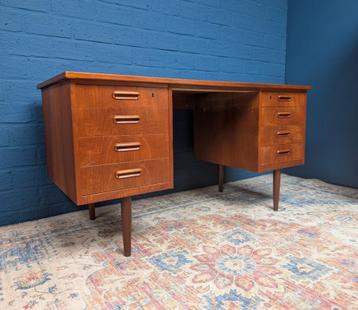 Vintage bureau, jaren 60 beschikbaar voor biedingen