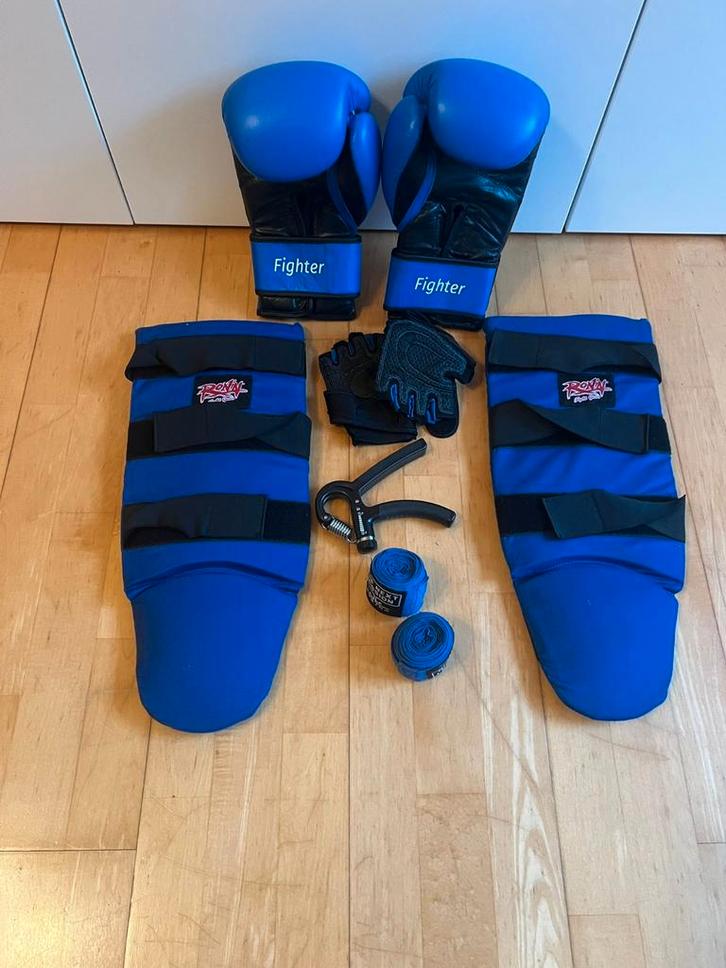 Boksset - Handschoenen, scheenbeschermers, bandages, Sport en Fitness, Boksen, Zo goed als nieuw, Ophalen of Verzenden
