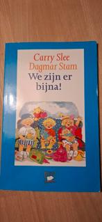 Carry Slee & Dagmar Stam We zijn er bijna!, Ophalen of Verzenden, Zo goed als nieuw, Fictie algemeen