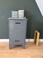 Grijze kast met deurtjes, Ophalen