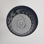 Glazen kom vaas met zwart wit patroon spiraal gesigneerd, Ophalen of Verzenden