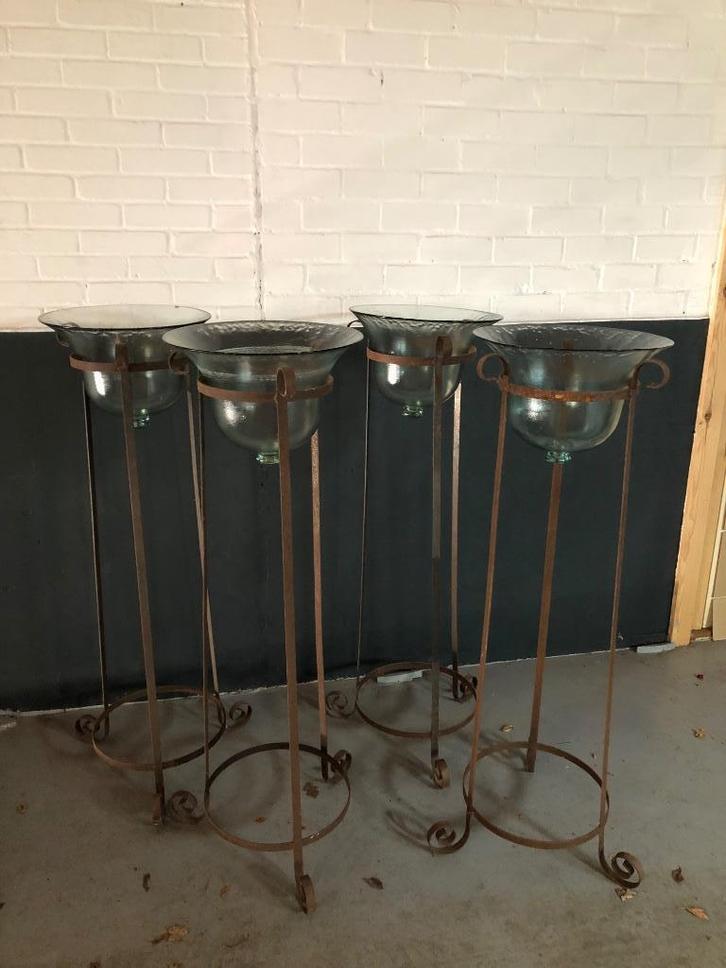 4 stuks rustiek ijzeren standaard met glazen plantenschaal, Antiek en Kunst, Curiosa en Brocante, Ophalen