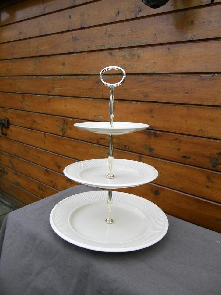 Wedgwood EDME 3 laags etagère met goudkleurig statief, Huis en Inrichting, Keuken | Servies, Zo goed als nieuw, Overige typen