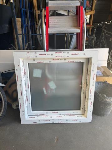 Kunststof raamkozijn met draaikiepraam beschikbaar voor biedingen