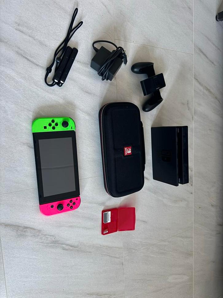 Nintendo Switch + Reishoes, 64GB MicroSD & Joy-Con, Spelcomputers en Games, Spelcomputers | Nintendo Consoles | Accessoires, Gebruikt