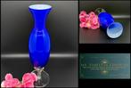 Blauwe glazen vaas heldere gedraaide voet - D3, Huis en Inrichting, Woonaccessoires | Vazen, Blauw, Ophalen of Verzenden, Minder dan 50 cm