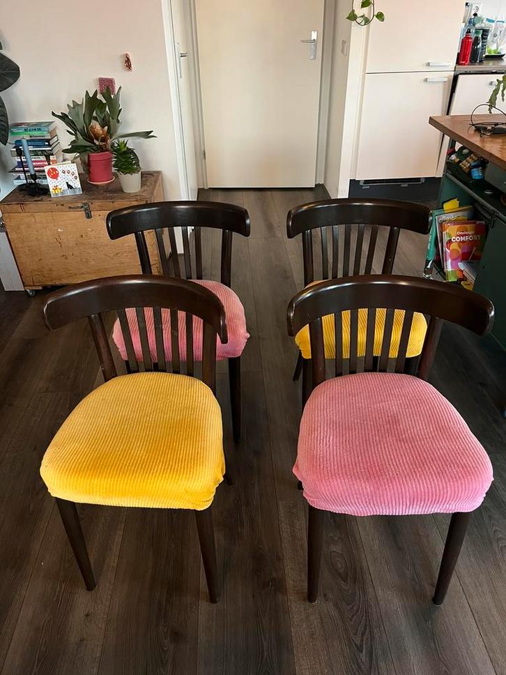 4 retro kroegstoelen: 2 geel, 2 roze, Huis en Inrichting, Stoelen, Gebruikt, Vier, Stof, Overige kleuren, Ophalen