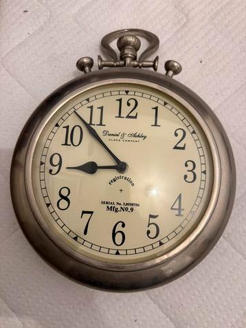 Stijlvolle wandklok – Daniel & Ashley Clock Company beschikbaar voor biedingen