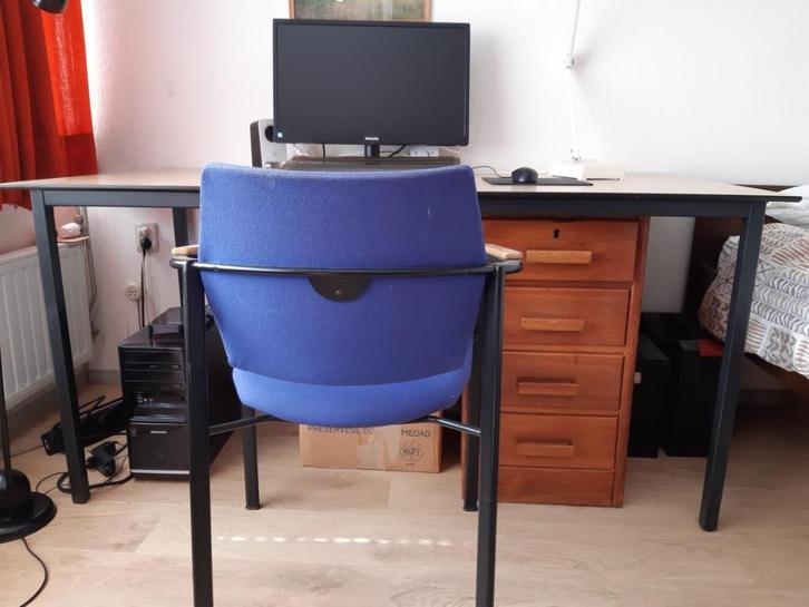 tafel met stalen poten, Huis en Inrichting, Tafels | Eettafels, Zo goed als nieuw, 50 tot 100 cm, 200 cm of meer, Vier personen