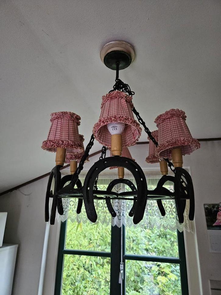 Unieke Hoefijzer Kroonluchter met Roze Lampenkappen, Huis en Inrichting, Lampen | Kroonluchters, Gebruikt, Metaal, Stof, Ophalen