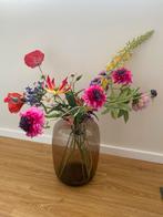 Bruine glazen vaas met Silk-Ka en Emarald bloemen, Huis en Inrichting, Woonaccessoires | Kunstplanten en Kunstbloemen, Ophalen of Verzenden
