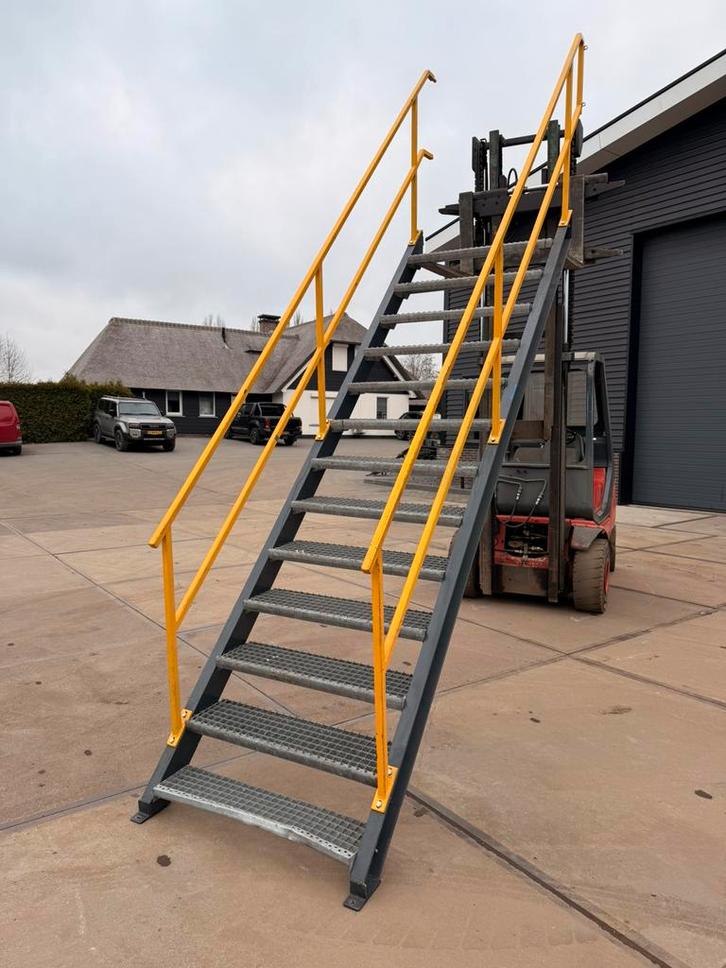 Stalen steektrap bordestrap wenteltrap trap trappen, Doe-het-zelf en Verbouw, Ladders en Trappen, Zo goed als nieuw, 2 tot 4 meter