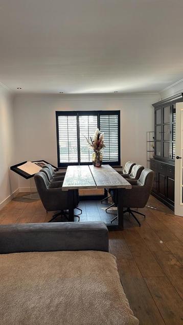 Luxe Eetkamertafel met Leren Stoelen beschikbaar voor biedingen
