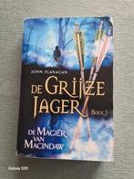De Grijze Jager - De Magiër van Macindaw (Boek 5), Boeken, Ophalen of Verzenden, Gelezen, John Flanagan