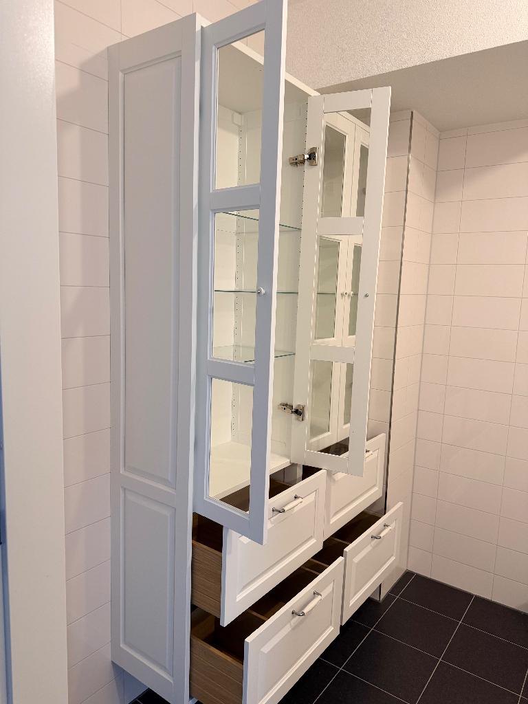 Mooie witte badkamerkast aangeboden, Ophalen, (Half)hoge kast, 50 tot 100 cm, Zo goed als nieuw