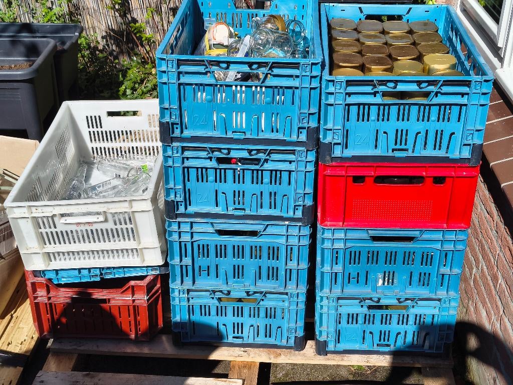 Kratten vol met lege schone potten, deksels, flessen, etc., Ophalen, Zo goed als nieuw, Overige merken, Glas
