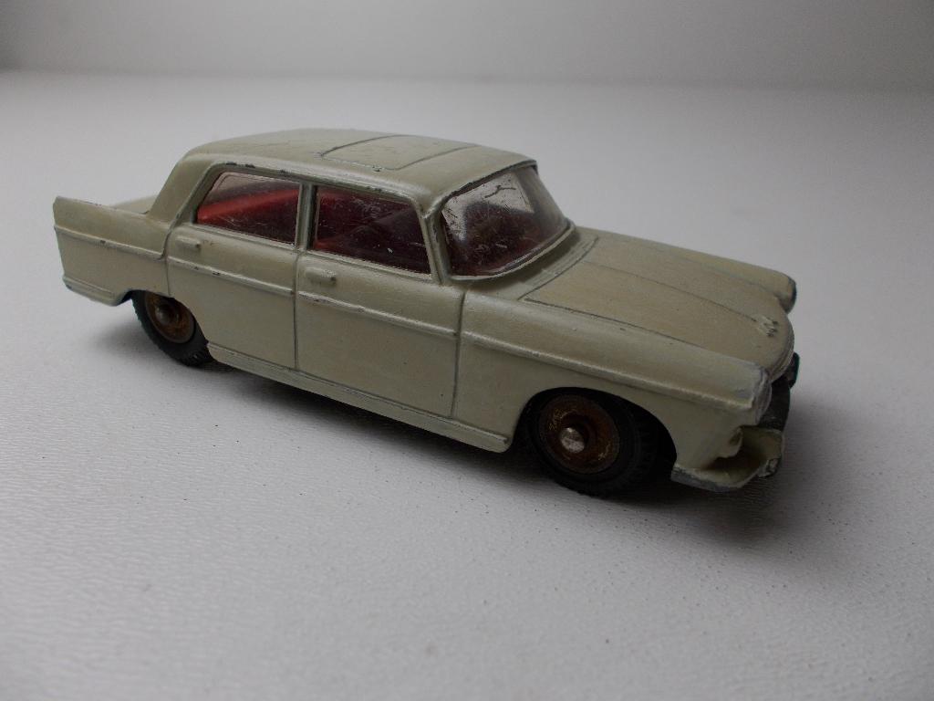 1967 Dinky Toys 553 PEUGEOT 404 (Repainted.) -B-.