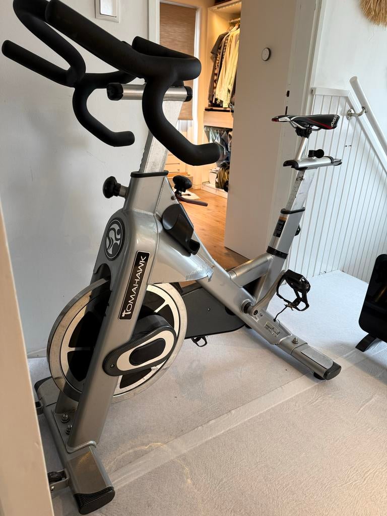 Tomahawk Spinningfiets - S series class S, Sport en Fitness, Fitnessmaterialen, Ophalen, Gebruikt, Benen, Overige typen