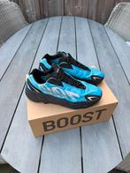 Yeezy 700, Blauw, Ophalen of Verzenden, Sneakers of Gympen, Zo goed als nieuw