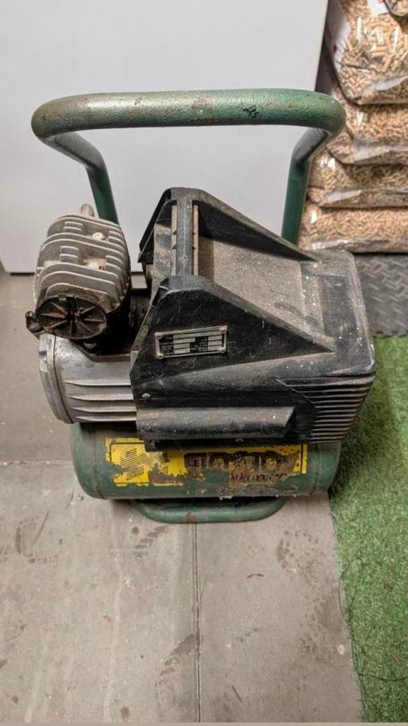 Kleine compressor 10ltr 8 bar, Doe-het-zelf en Verbouw, Compressors, Ophalen, Gebruikt, 6 tot 10 bar, Minder dan 200 liter/min