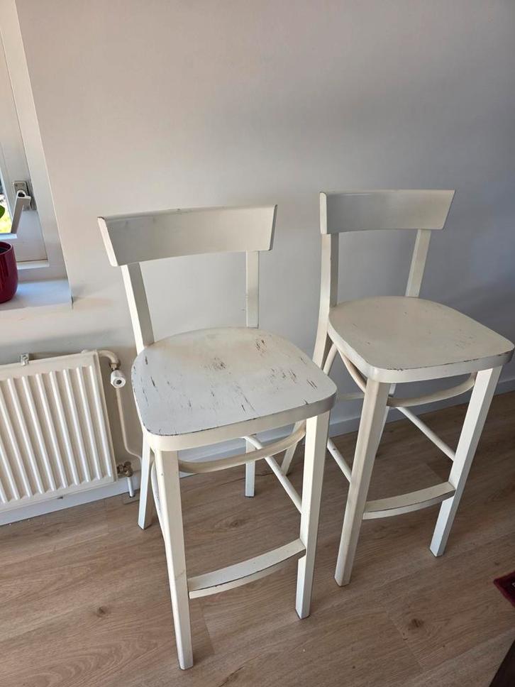 2 stevige witte IKEA barkrukken met rugleuning, Huis en Inrichting, Barkrukken, Gebruikt, 90 cm of meer, Hout, 2 krukken, Met voetsteun