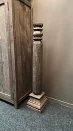 Oude houten pilaar met houten poer, Ophalen